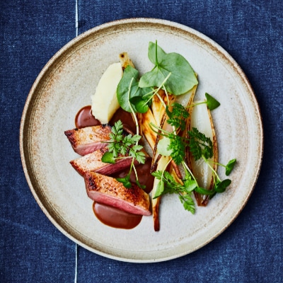 Magret de canard avec panais, échalotes et sauce au poivre